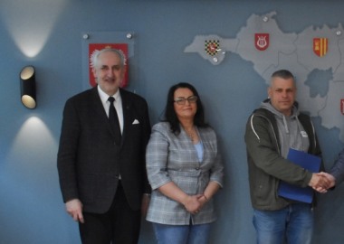 Podpisanie umowy na przebudowę chodnika w Lasocicach