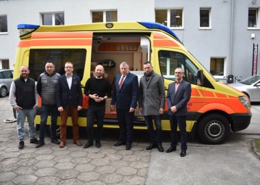 Przekazanie zakupionego sprzętu medycznego do karetki pogotowia dla Ukraińców