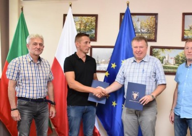 Podpisanie umowy na odmulanie rowów przydrożnych 