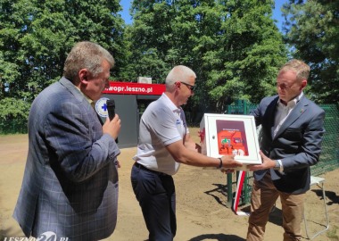 Starosta Jarosław Wawrzyniak i wicestarosta Maciej Wiśniewski przekazują automatyczny defibrylator zewnętrzny na potrzeby bazy ratownictwa WOPR w Dominicach