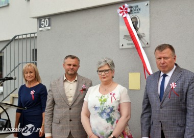 Uroczystość odsłonięcia tablicy poświęconej Piotrowi Stróżykowi, przedwojennemu kierownikowi szkoły w Garzynie
