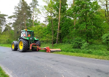 Wykaszanie traw na poboczu drogi Oporówko - granica powiatu
