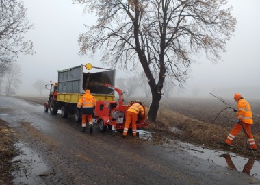 Przycinanie gałęzi przy drodze powiatowej
