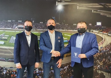 Podpisanie umowy powiatu leszczyńskiego z KS Fogo Unia Leszno