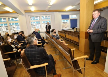 Starosta Jarosław Wawrzyniak podczas spotkania w WSZ w Lesznie