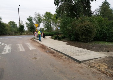 Rozpoczęło się poszerzanie chodnika w Pawłowicach