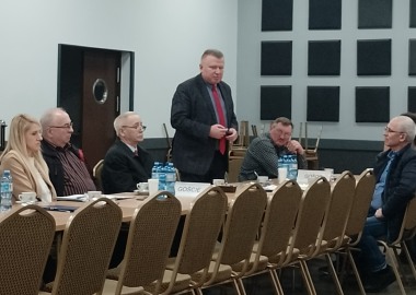 Walne zgromadzenie Rejonowego Związku Spółek Wodnych w Świeciechowie. Stoi starosta leszczyński Jarosław Wawrzyniak 
