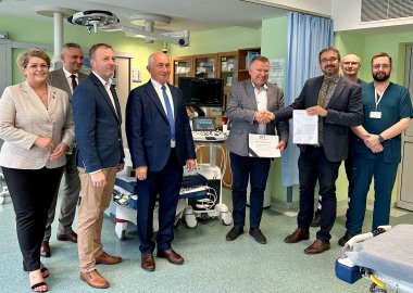 Przekazanie kupionego przez powiat leszczyński ultrasonografu Wojewódzkiemu Szpitalowi Wielospecjalistycznemu w Lesznie 