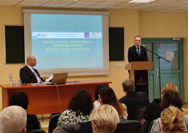 Wicestarosta leszczyński Maciej Wiśniewski podczas otwarcia konferencji naukowo-szkoleniowej w Wyższej Szkole Humanistycznej w Lesznie