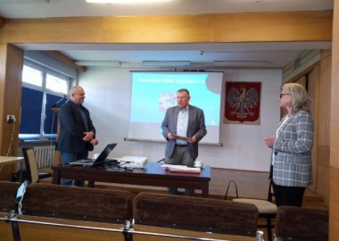 Przekazanie kluczyków do nowej karetki kupionej przez powiat leszczyński dla WSZ w Lesznie 