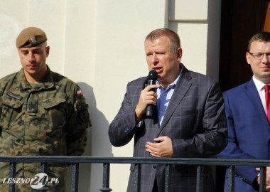 Starosta Jarosław Wawrzyniak przedstawia wydarzenia z 1939 r. na rynku w Lesznie