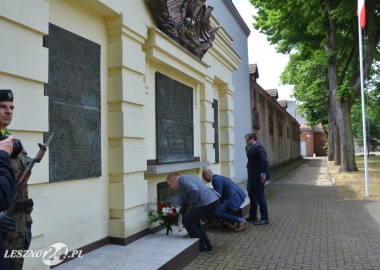 Składanie kwiatów pod pomnikiem poległych ułanów w Lesznie