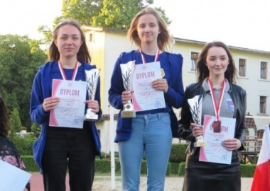 Zawodniczki UKS Roszada na podium - Mistrzyni Polski Martyna Lipka i wicemistrzyni - Aleksandra Walkowska