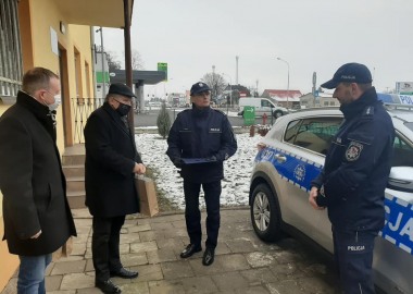 Przekazanie radiowozu dzielnicowym z Lipna