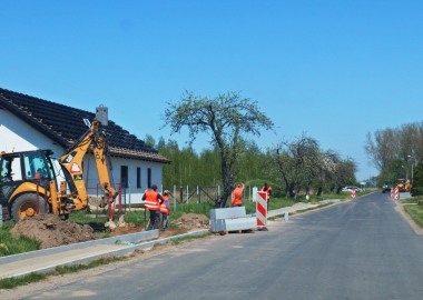 Budowa chodnika w Długich Starych