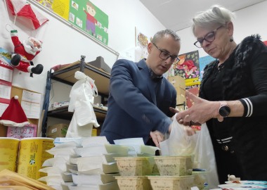 Prezes Stowarzyszenia Echo Hanna Hendrysiak i kierownik Powiatowego Centrum Pomocy Rodzinie w Lesznie Mateusz Juśkiewicz przygotowuja paczki dla mieszkańców powiatu leszczyńskiego 