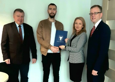 Podpisanie umowy w Powiatowym Urzędzie Pracy w Lesznie