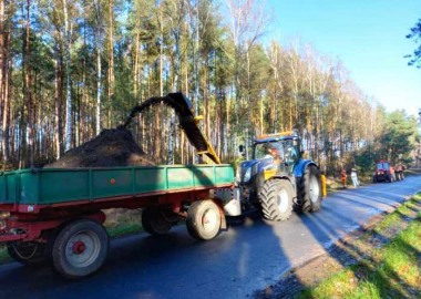 Pracownicy Zarządu Dróg Powiatowych wykonują ścinkę poboczy drogi