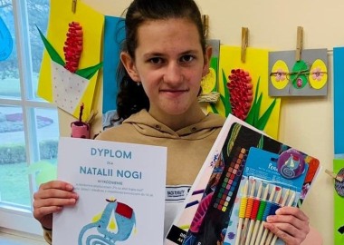 Natalia Noga, uczennica Specjalnego Ośrodka Szkolno – Wychowawczego w Rydzynie z nagrodą Ogólnopolskiego Konkursu Plastycznego „Po co słoń trąbę ma?”