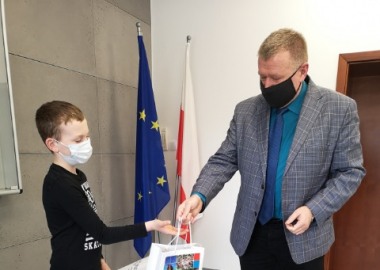 Starosta Jarosław Wawrzyniak przekazuje upominki 10-latkowi z Wilkowic