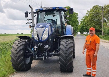 Nowy ciągnik Zarządu Dróg Powiatowych w Lesznie 