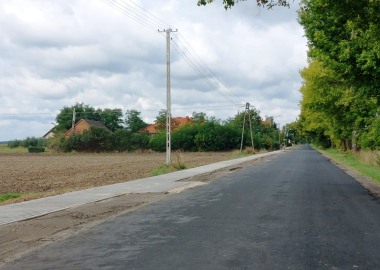 Nowy chodnik wzdłuż drogi powiatowej w Maruszewie
