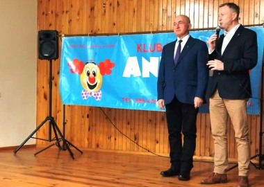 Przewodniczący Rady Powiatu Leszczyńskiego Jan Szkudlarczyk i wicestarosta Maciej Wiśniewski podczas spotkania mikołajkowego rodzin zastępczych w Długich Starych