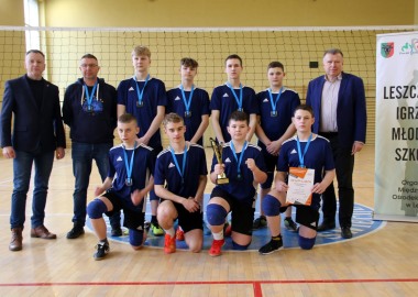 Siatkarze SP Drobnin z trenerem Robertem Jankowiakiem oraz starostą leszczyńskim Jarosławem Wawrzyniakiem i wicestarostą Maciejem Wiśniewskim 