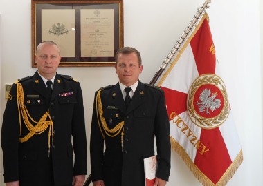 Komendant wojewódzki PSP Dariusz Matczak i p.o. zastępcy komendanta miejskiego w Lesznie Paweł Plewa