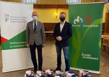 Przekazanie paczek żywnościowych niepełnosprawnym mieszkańcom gminy  