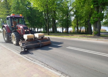 Drogowcy koszą, przycinają, zamiatają