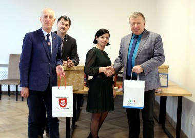 Przekazanie książek podczas spotkania we Włoszakowicach
