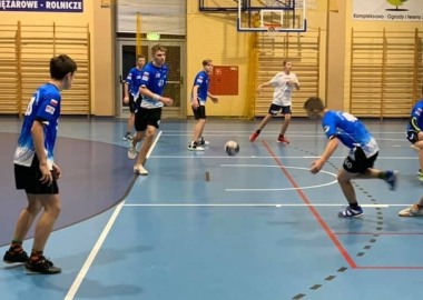 młodzież grająca w piłkę ręczną na hali sportowej we Włoszakowicach